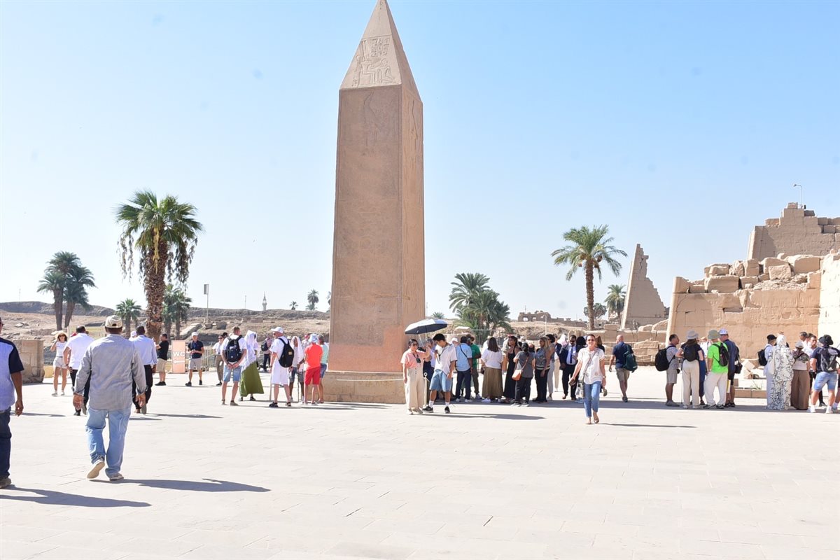 الجعران المقدس على ضفاف البحيرة المقدسة