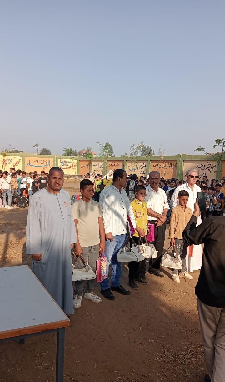 مدرسة بالمنوفية تكرم طفلين عثرا على 50 ألف جنيه بساقية أبو شعرة