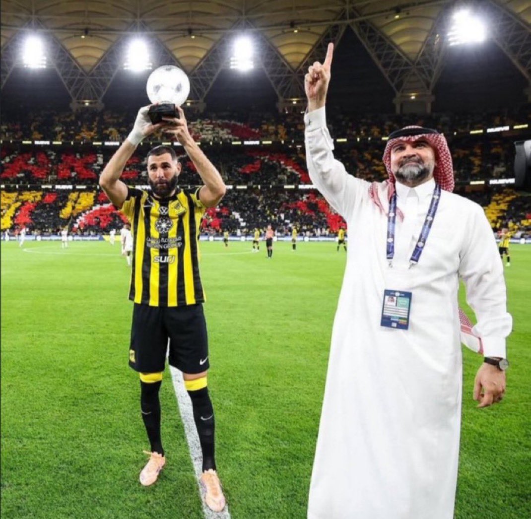 فهد سندي رئيس نادي الاتحاد السعودي رفقة المهاجم الفرنسي كريم بنزيما