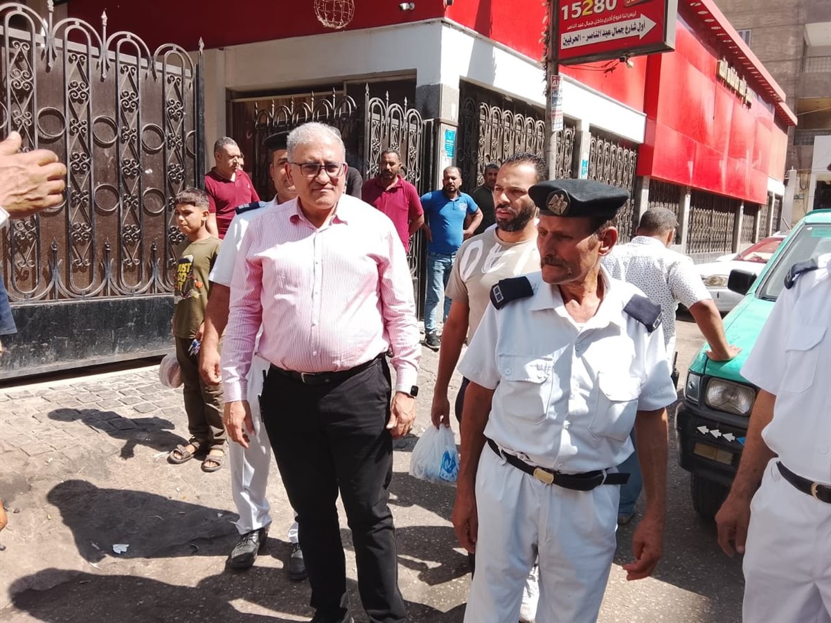 رئيس حي السلام أول يقود حملة مكبرة لإزالة الإشغالات بشارع جمال عبد الناصر