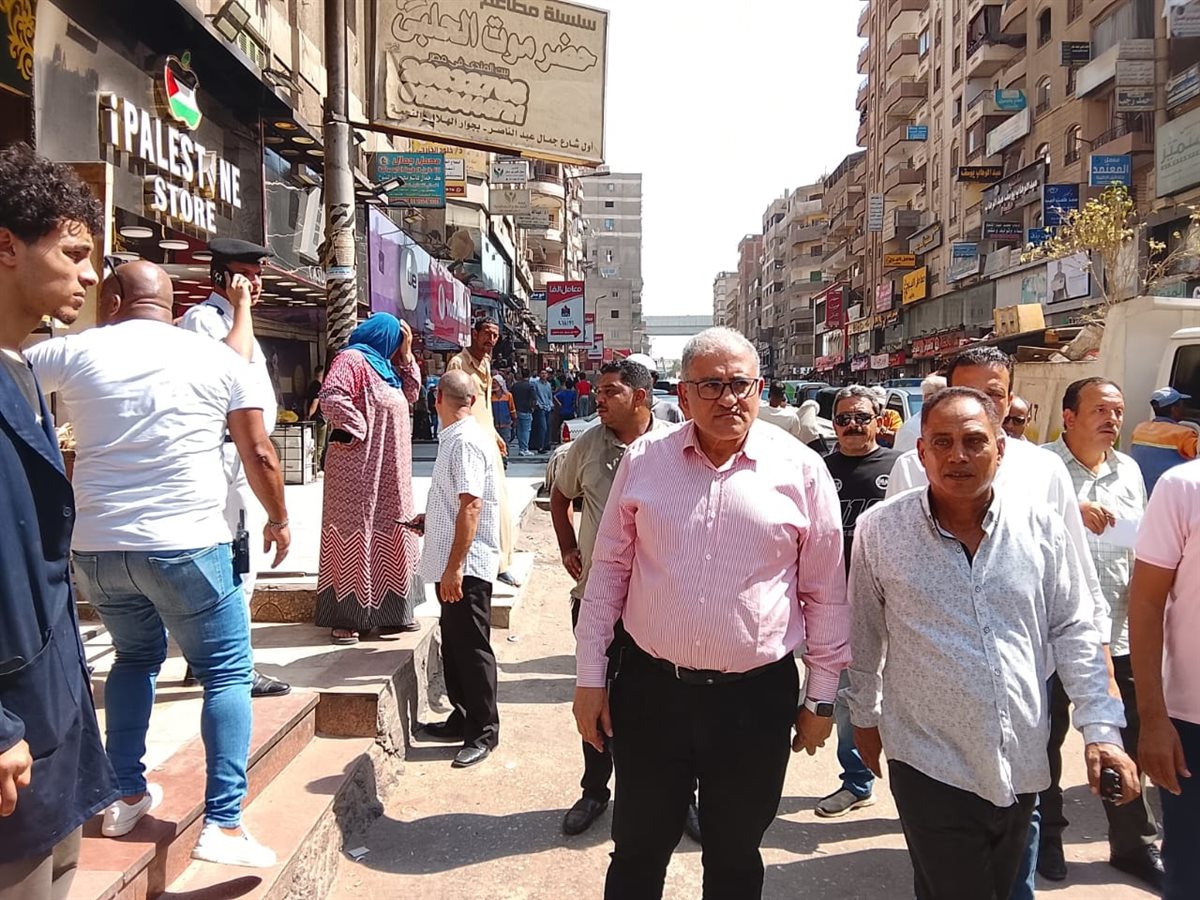 رئيس حي السلام أول يقود حملة مكبرة لإزالة الإشغالات بشارع جمال عبد الناصر
