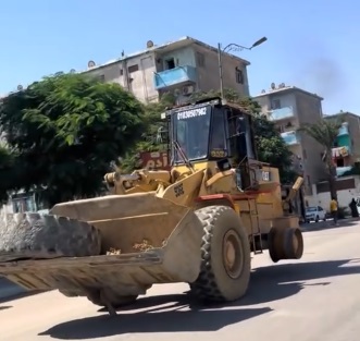 صورة من فيديو لسائق عاري يقود لودر بدون إطار