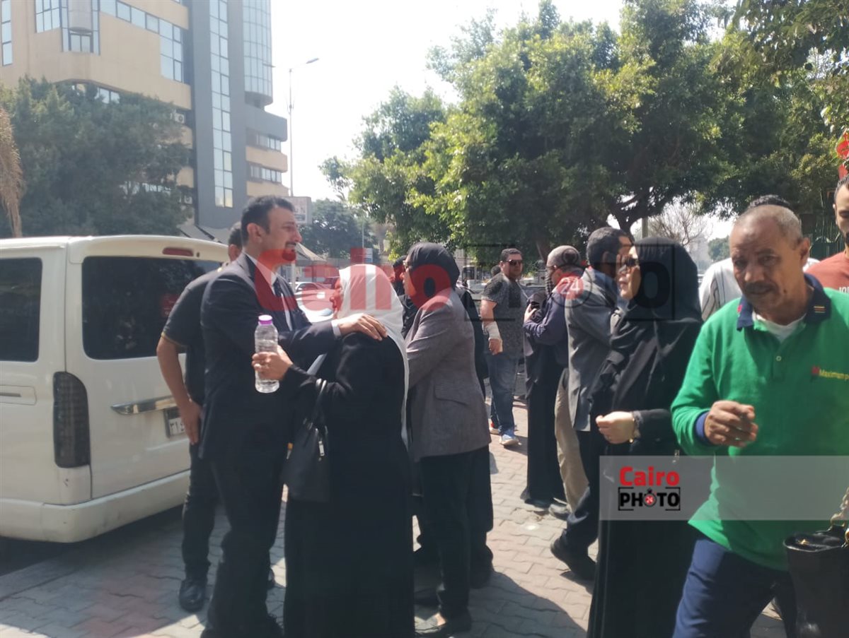 وسط غياب الفنان.. انهيار شقيق حمادة بركات لحظة تشييع جثمان والدتهما من مسجد أسد بن الفرات