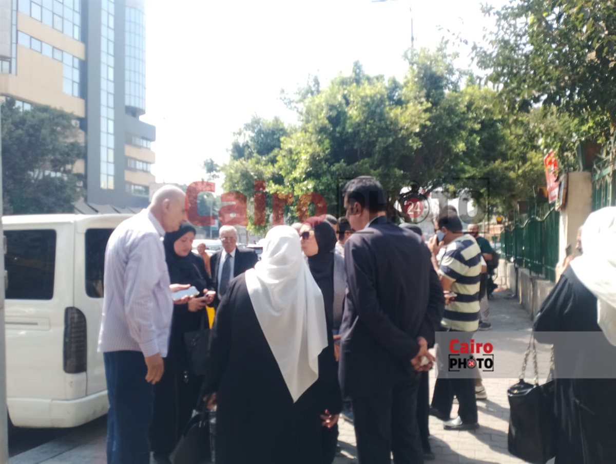 وسط غياب الفنان.. انهيار شقيق حمادة بركات لحظة تشييع جثمان والدتهما من مسجد أسد بن الفرات