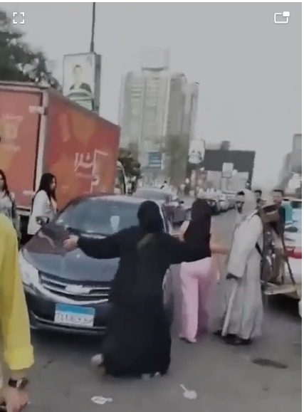 فتاة تعدي بالضرب على سائق تاكسي بالمهندسين