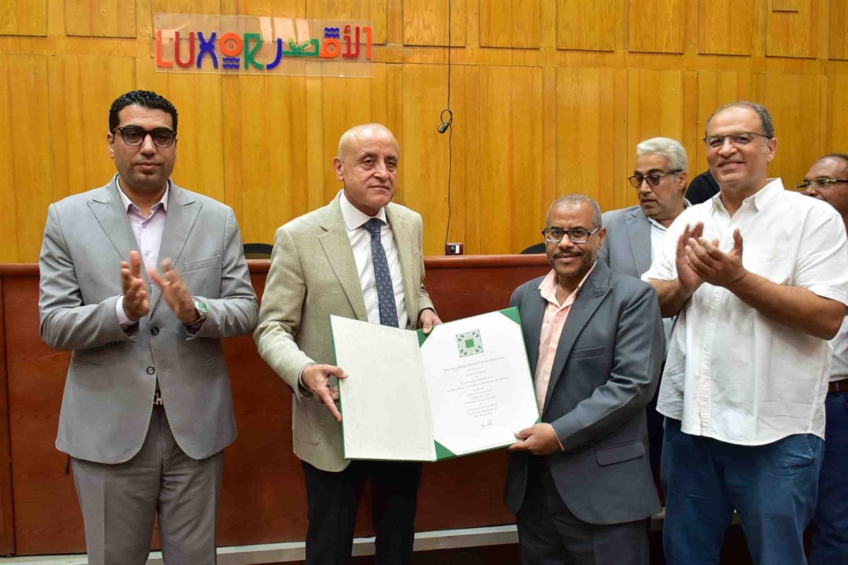 محافظ الأقصر يكرم فريق مشروع إعادة إحياء إسنا