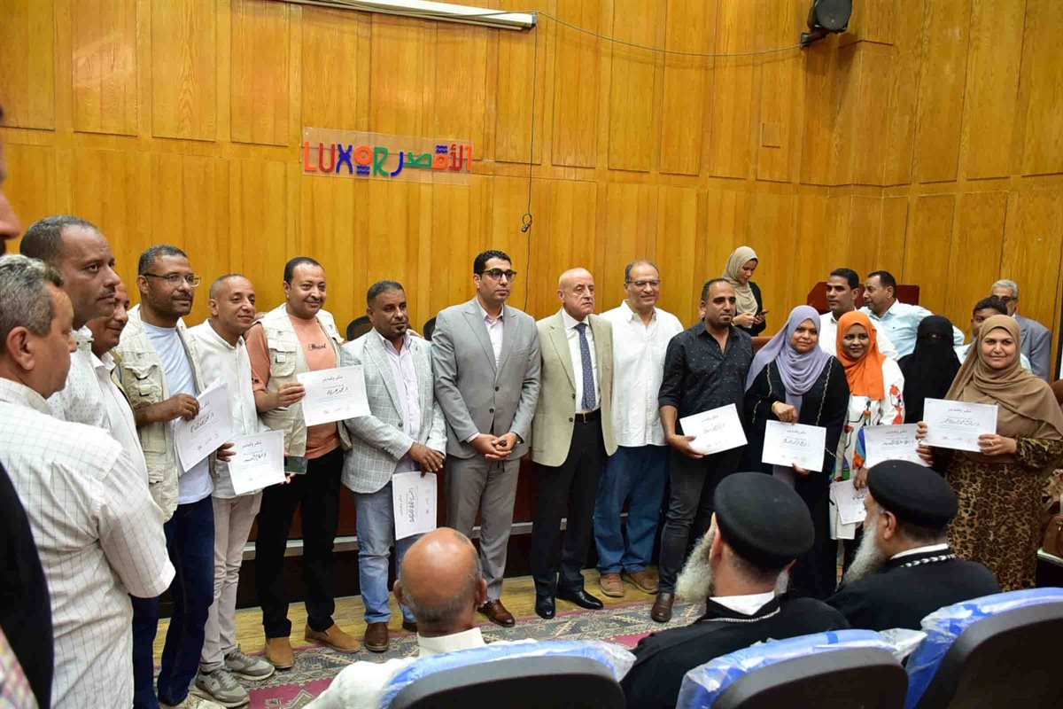 محافظ الأقصر يكرم فريق مشروع إعادة إحياء إسنا