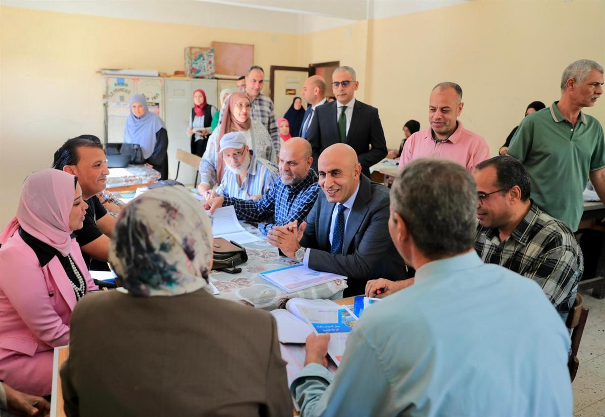 لقاء عفوي بين وزير التعليم والمعلمين في الغربية