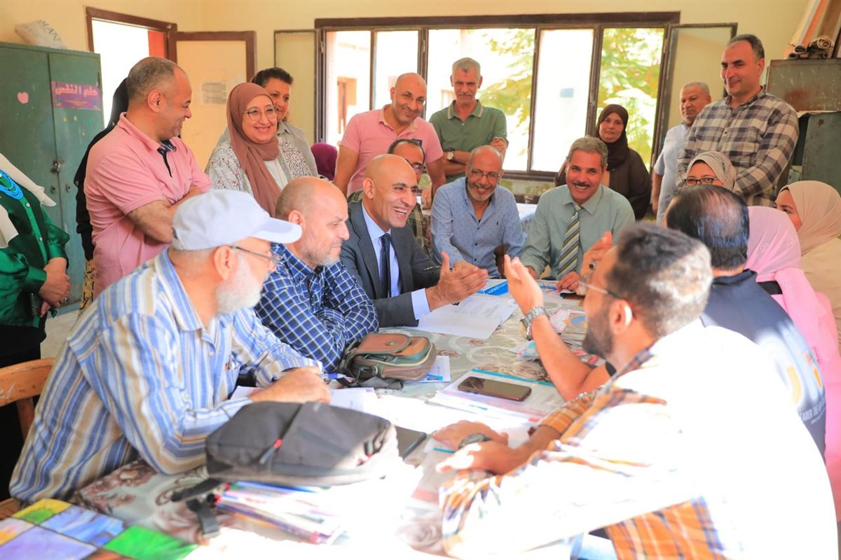 لقاء عفوي بين وزير التعليم والمعلمين في الغربية