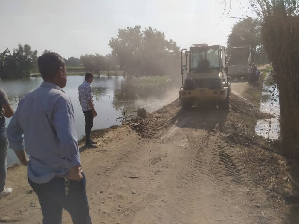 المنوفية تبدأ تعلية الطريق الرابط بين قرى جزي وصنصفط والطرانة لمواجهة ارتفاع منسوب النيل