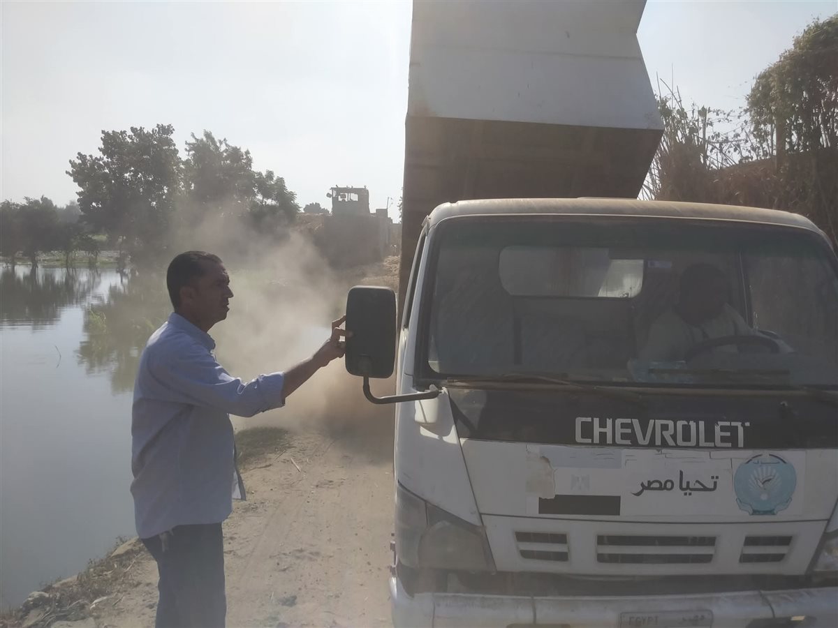 المنوفية تبدأ تعلية الطريق الرابط بين قرى جزي وصنصفط والطرانة لمواجهة ارتفاع منسوب النيل