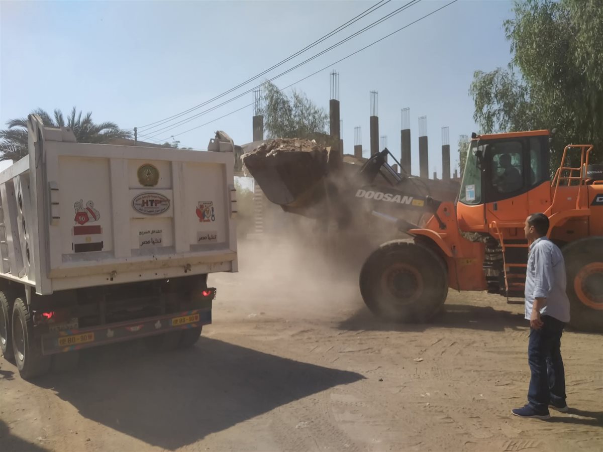 المنوفية تبدأ تعلية الطريق الرابط بين قرى جزي وصنصفط والطرانة لمواجهة ارتفاع منسوب النيل