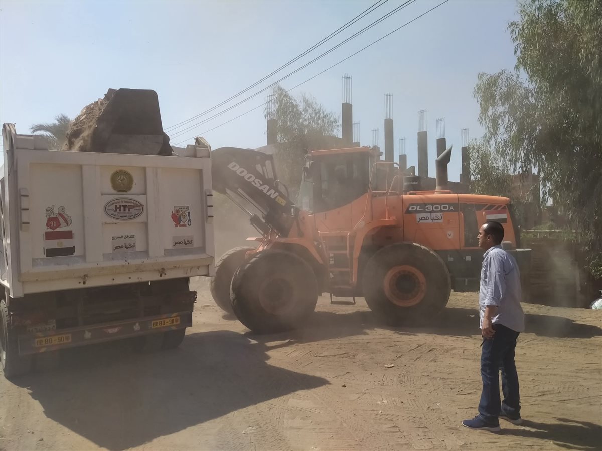 المنوفية تبدأ تعلية الطريق الرابط بين قرى جزي وصنصفط والطرانة لمواجهة ارتفاع منسوب النيل