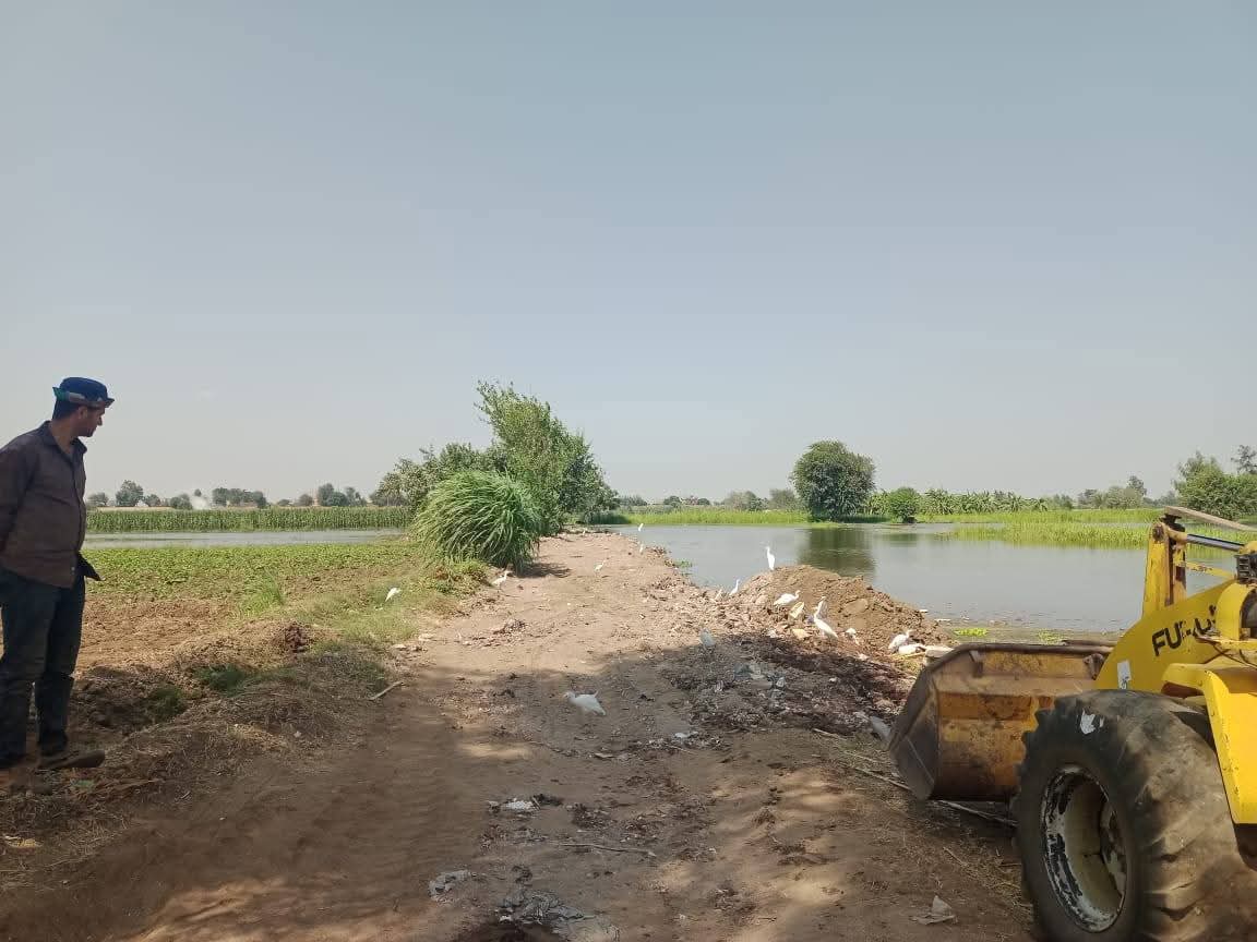 المنوفية تبدأ تعلية الطريق الرابط بين قرى جزي وصنصفط والطرانة لمواجهة ارتفاع منسوب النيل