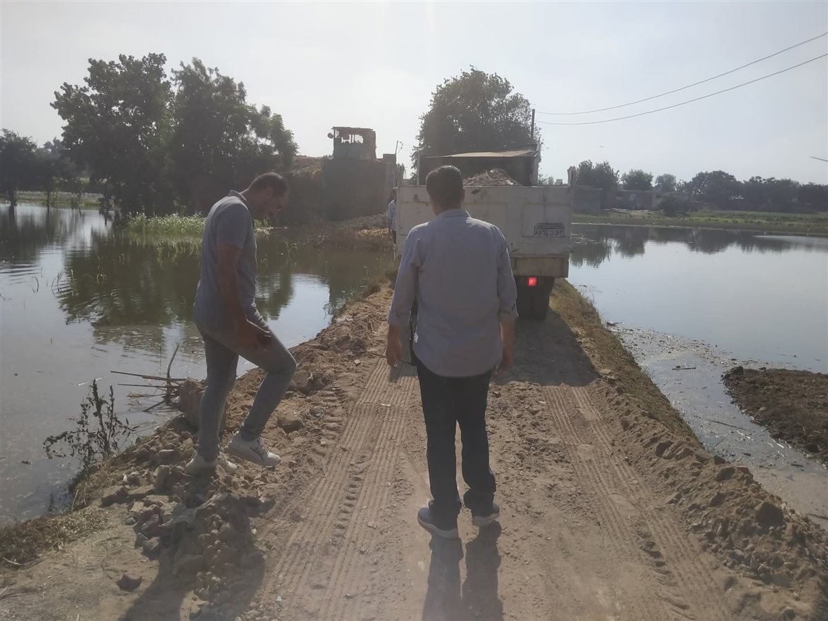 المنوفية تبدأ تعلية الطريق الرابط بين قرى جزي وصنصفط والطرانة لمواجهة ارتفاع منسوب النيل