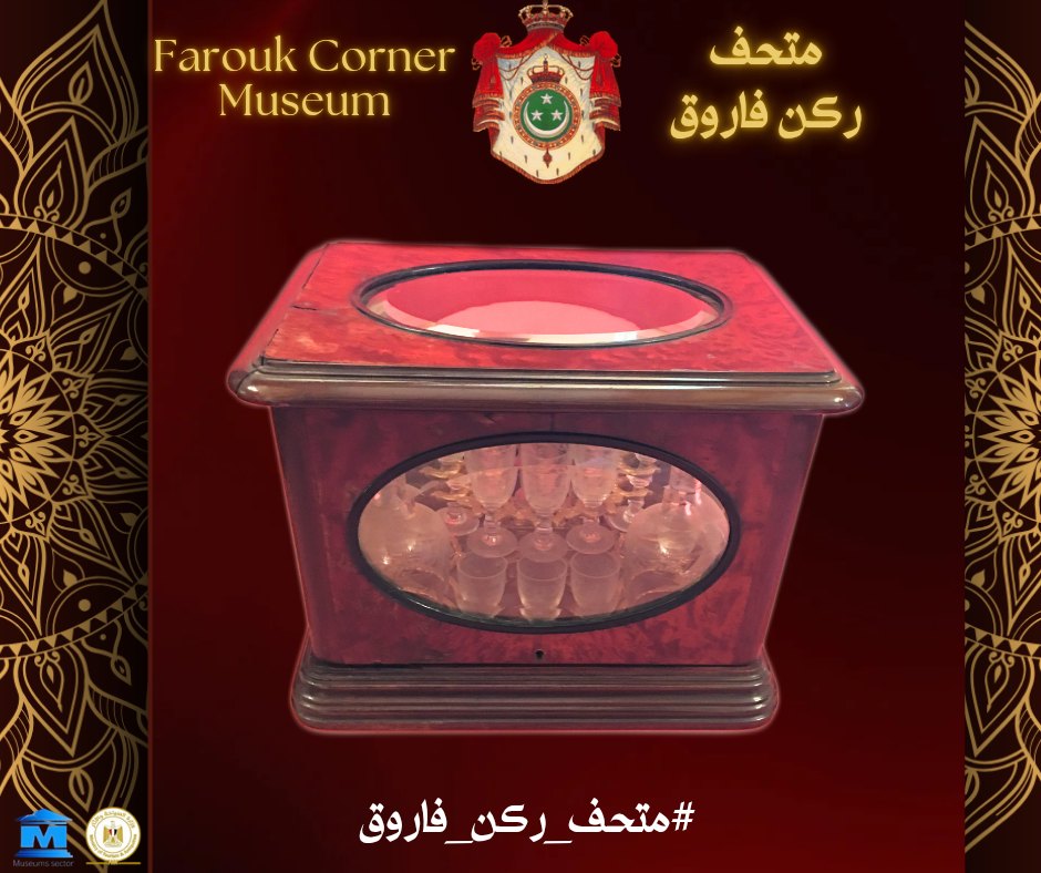  صندوق ملكي فريد يضم حاملًا من النحاس المذهب