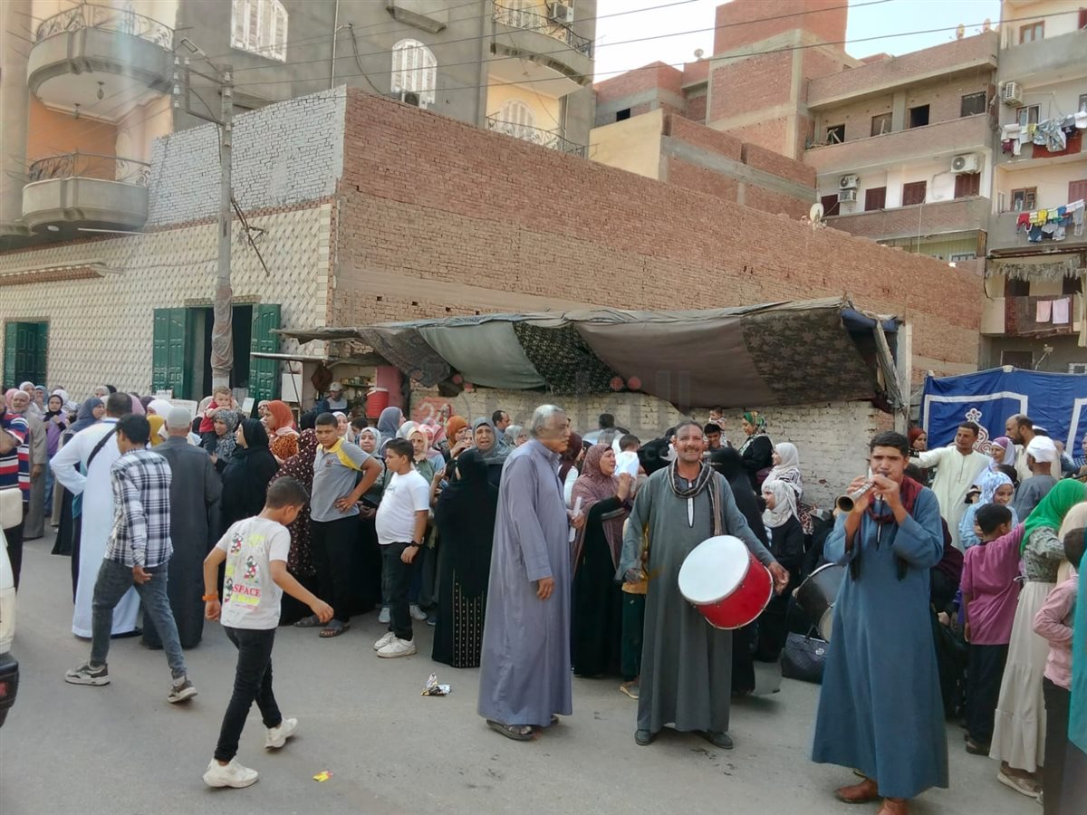بالمزمار والطبل البلدي.. المنوفية تودع المعتمرين وسط فرحة كبيرة من ذويهم والأهالي