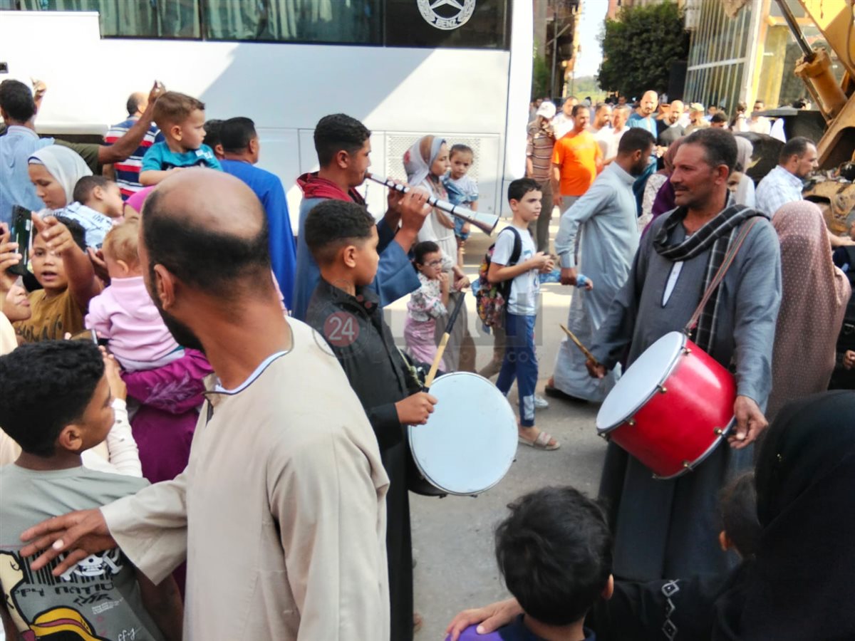 بالمزمار والطبل البلدي.. المنوفية تودع المعتمرين وسط فرحة كبيرة من ذويهم والأهالي