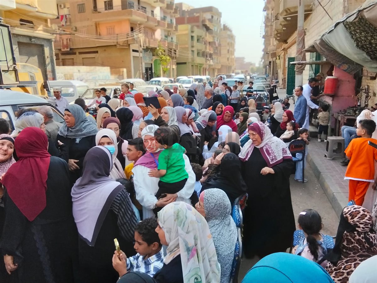 بالمزمار والطبل البلدي.. المنوفية تودع المعتمرين وسط فرحة كبيرة من ذويهم والأهالي