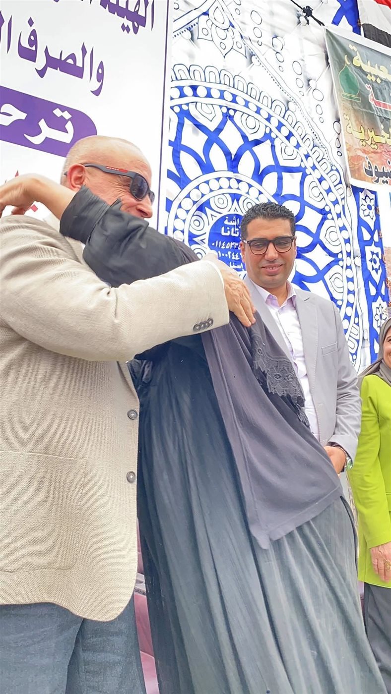 مشهد مؤثر لإستقبال محافظ الأقصر في إسنا 