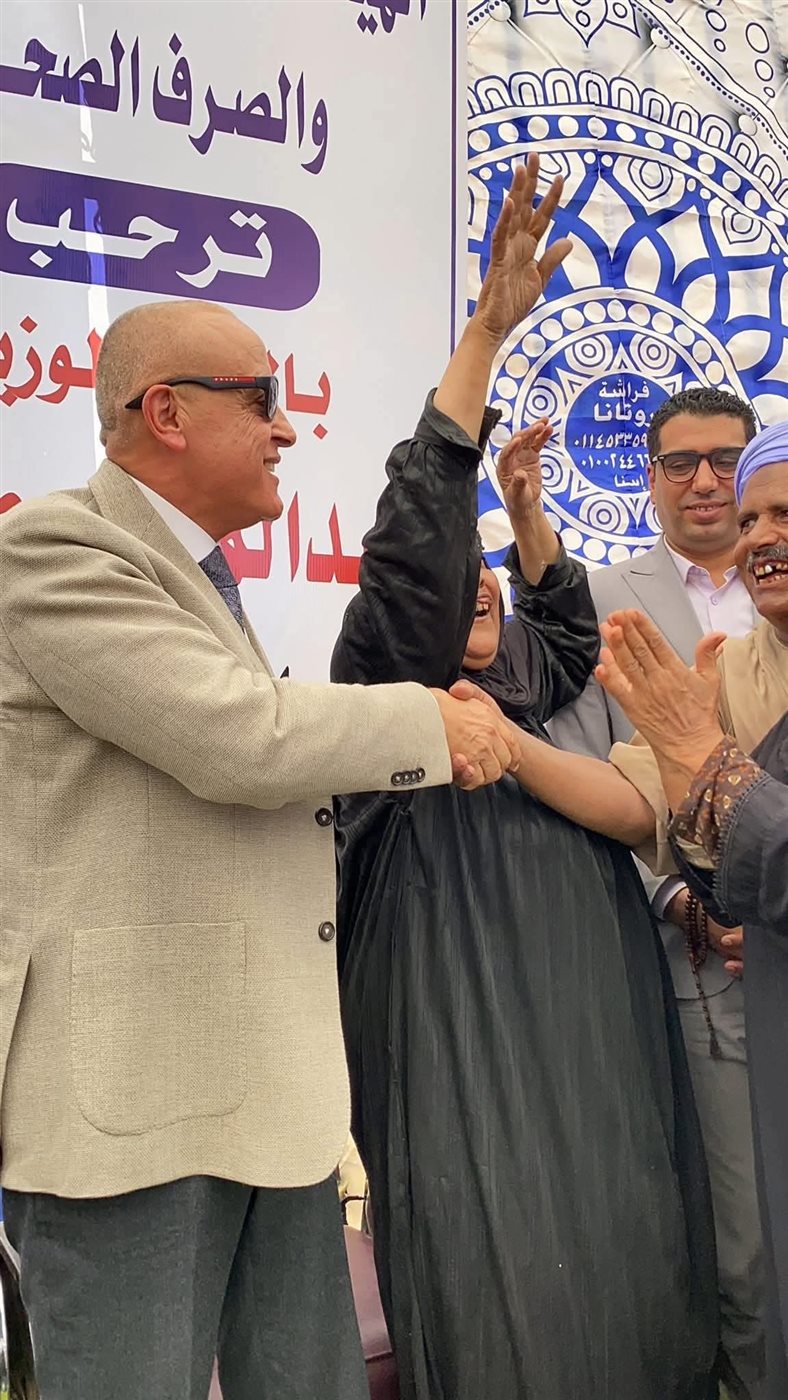 مشهد مؤثر لإستقبال محافظ الأقصر في إسنا 