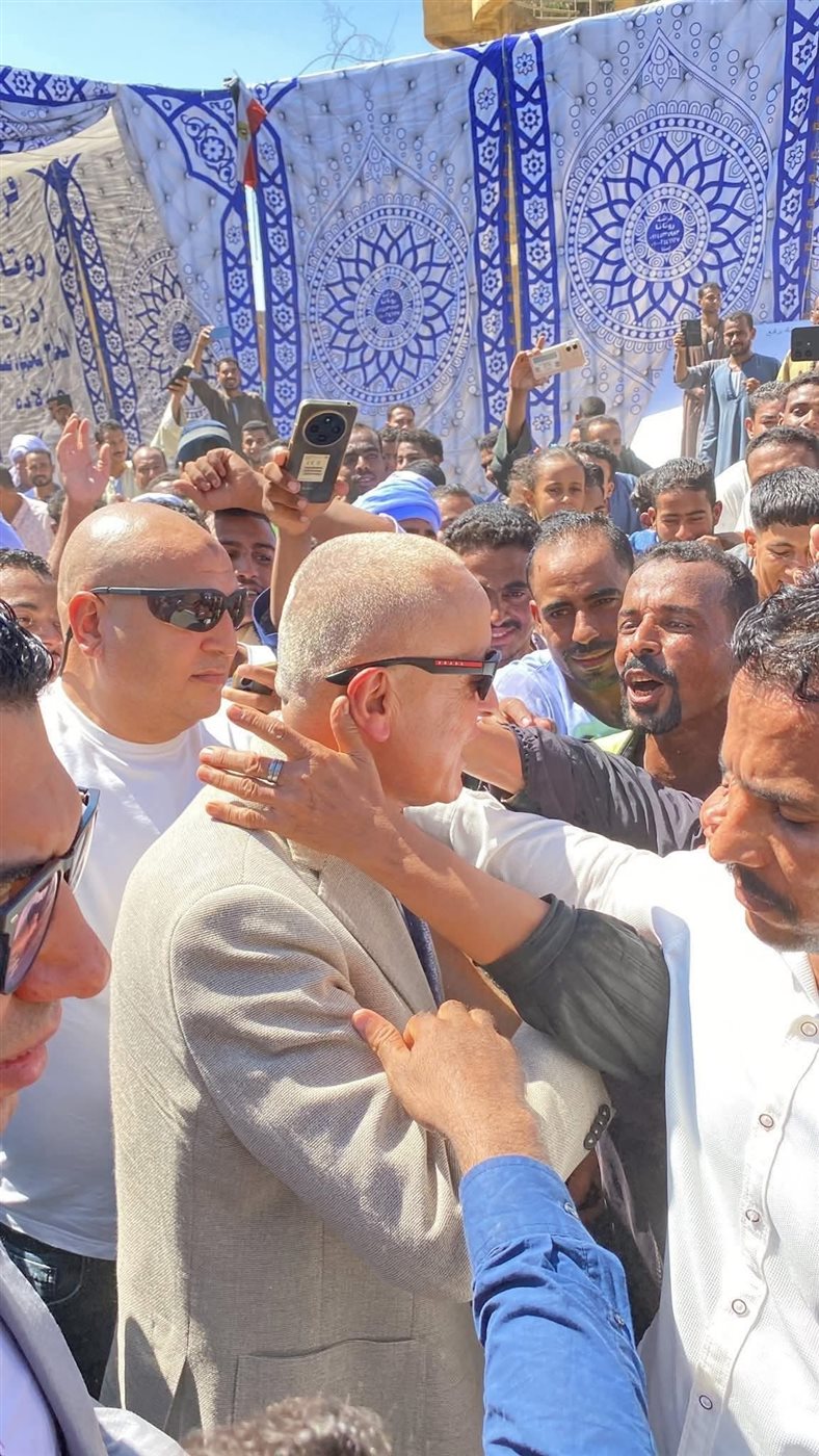 مشهد مؤثر لإستقبال محافظ الأقصر في إسنا 