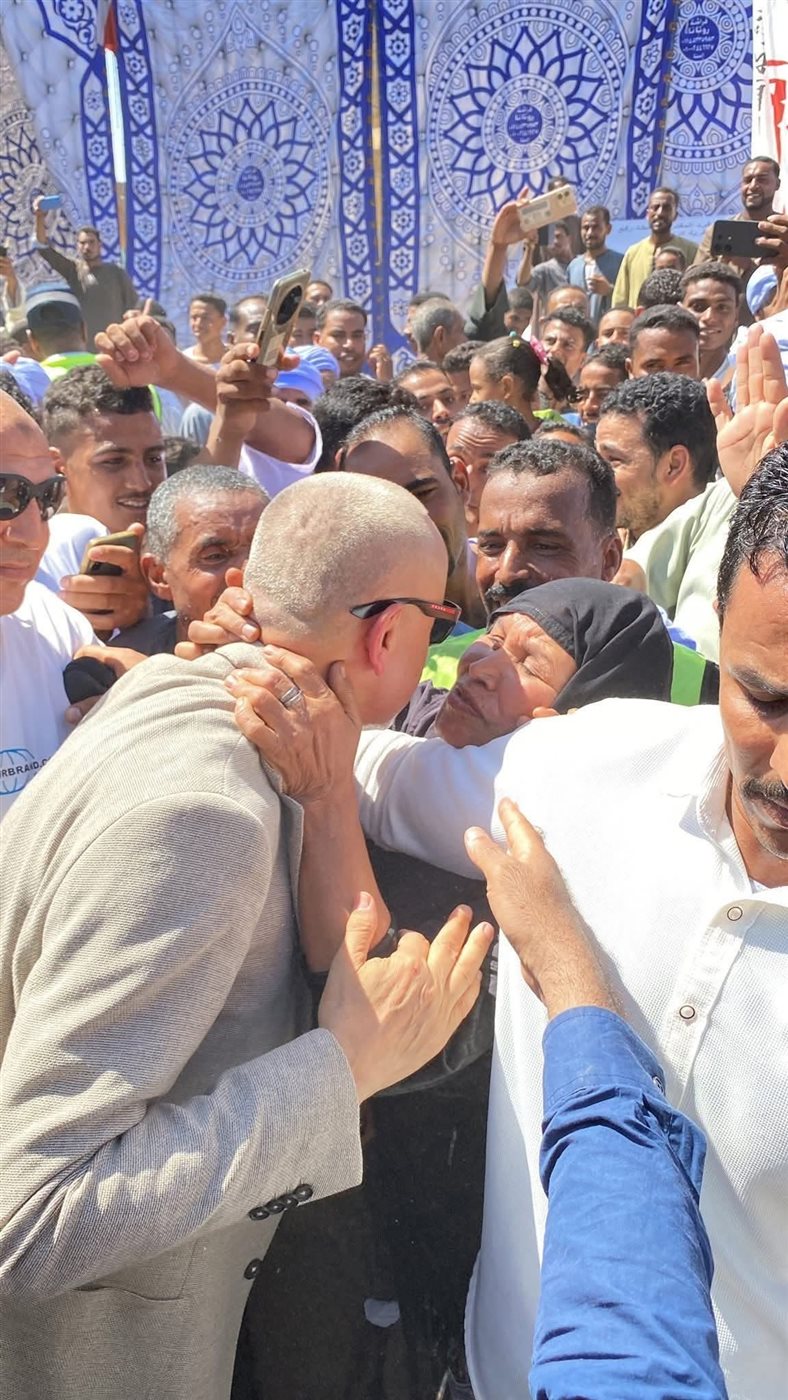 مشهد مؤثر لإستقبال محافظ الأقصر في إسنا 