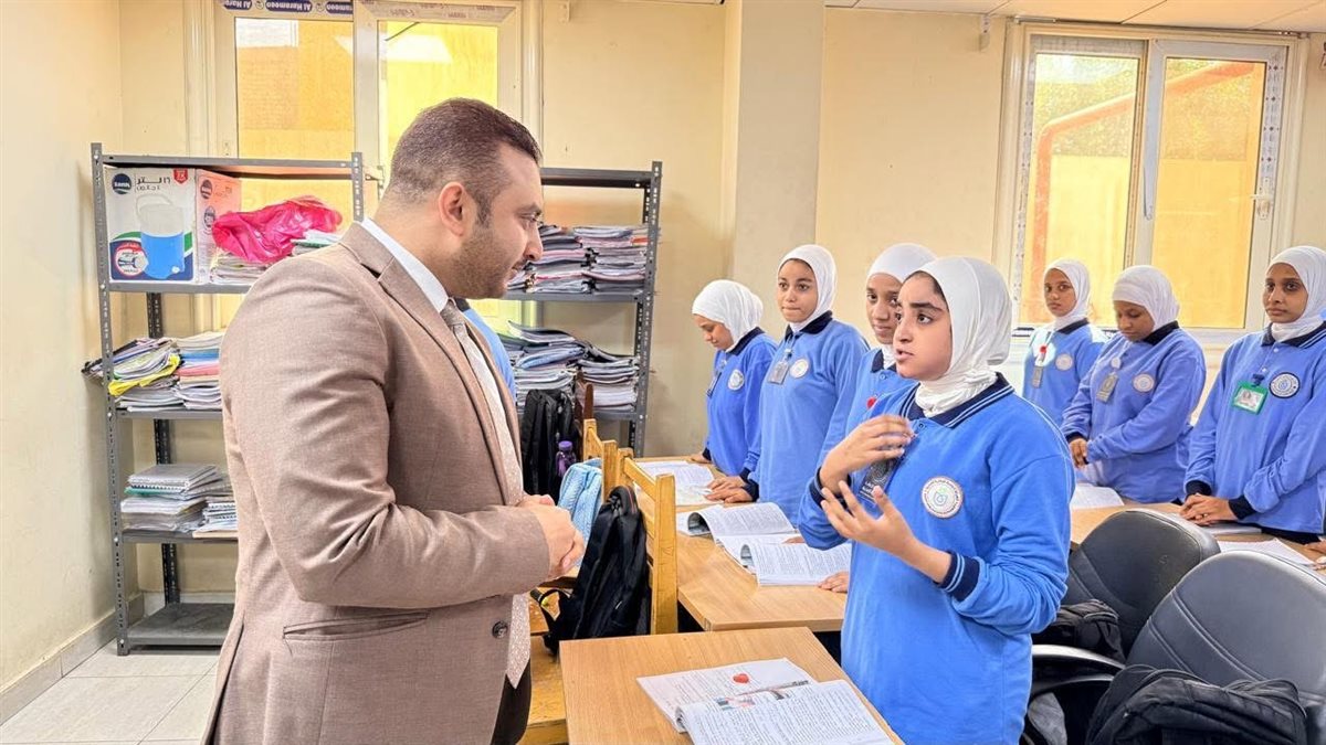 رئيس هيئة الرعاية الصحية يطمئن على طلبة للتمريض