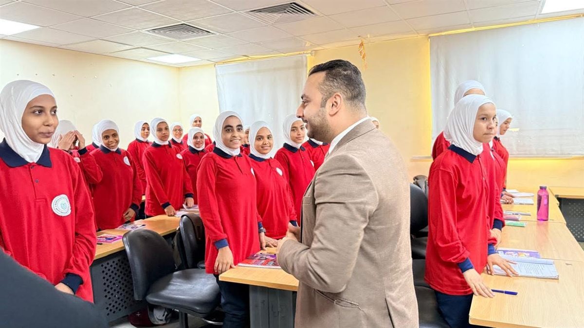 رئيس هيئة الرعاية الصحية يطمئن على طلبة للتمريض