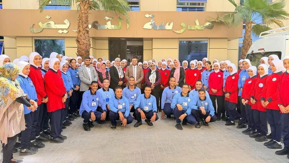 رئيس هيئة الرعاية الصحية يطمئن على طلبة للتمريض