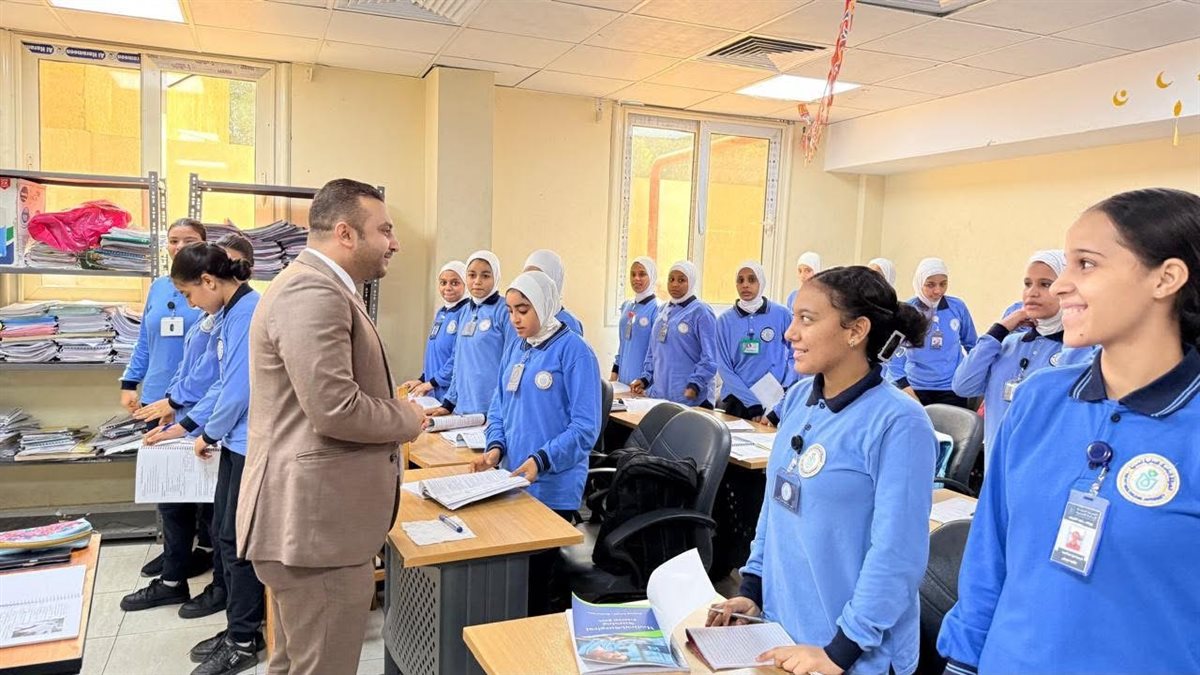 رئيس هيئة الرعاية الصحية يطمئن على طلبة للتمريض