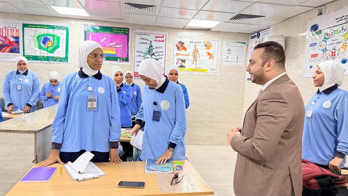 رئيس هيئة الرعاية الصحية يطمئن على طلبة للتمريض