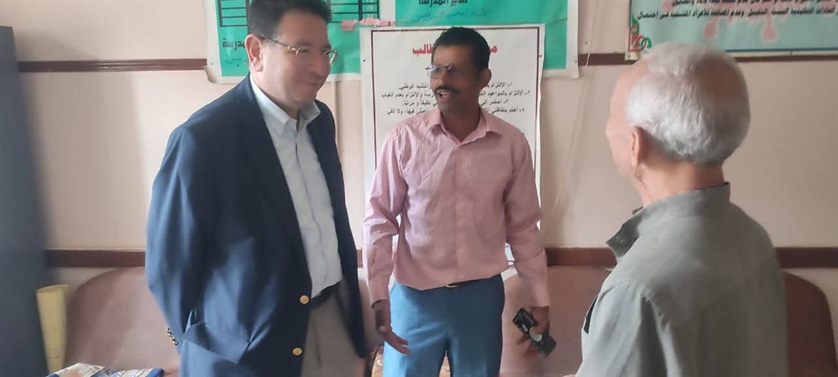 جانب من واقعة توزيع كراسات تحمل صورة مرشح محتمل لمجلس النواب على التلاميذ بالمنوفية 