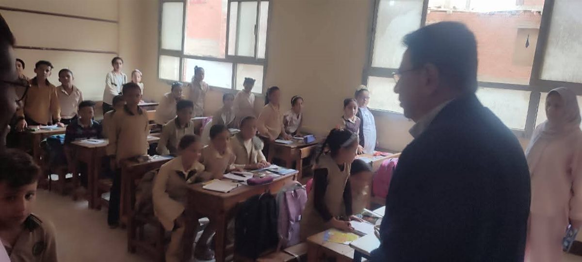 جانب من واقعة توزيع كراسات تحمل صورة مرشح محتمل لمجلس النواب على التلاميذ بالمنوفية 