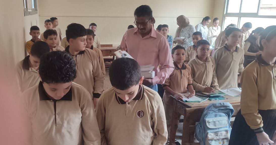 جانب من واقعة توزيع كراسات تحمل صورة مرشح محتمل لمجلس النواب على التلاميذ بالمنوفية 