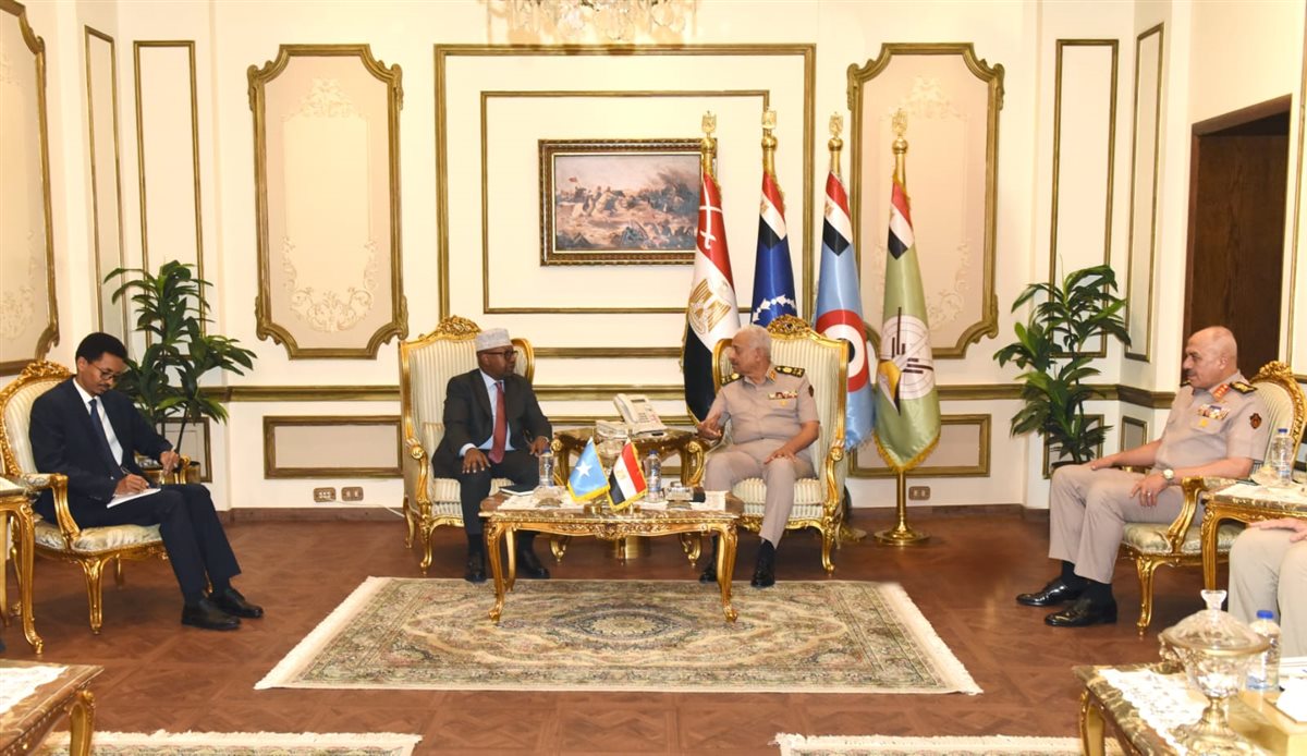 وزير الدفاع ونظيره الصومالي