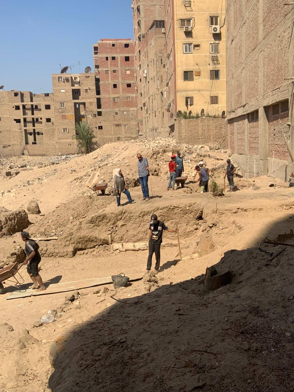 وفد من الآثار يتفقد موقع مقبرة بنحسي بالمطرية