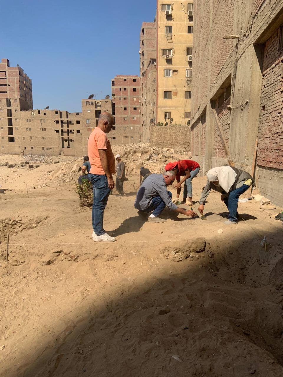 وفد من الآثار يتفقد موقع مقبرة بنحسي بالمطرية