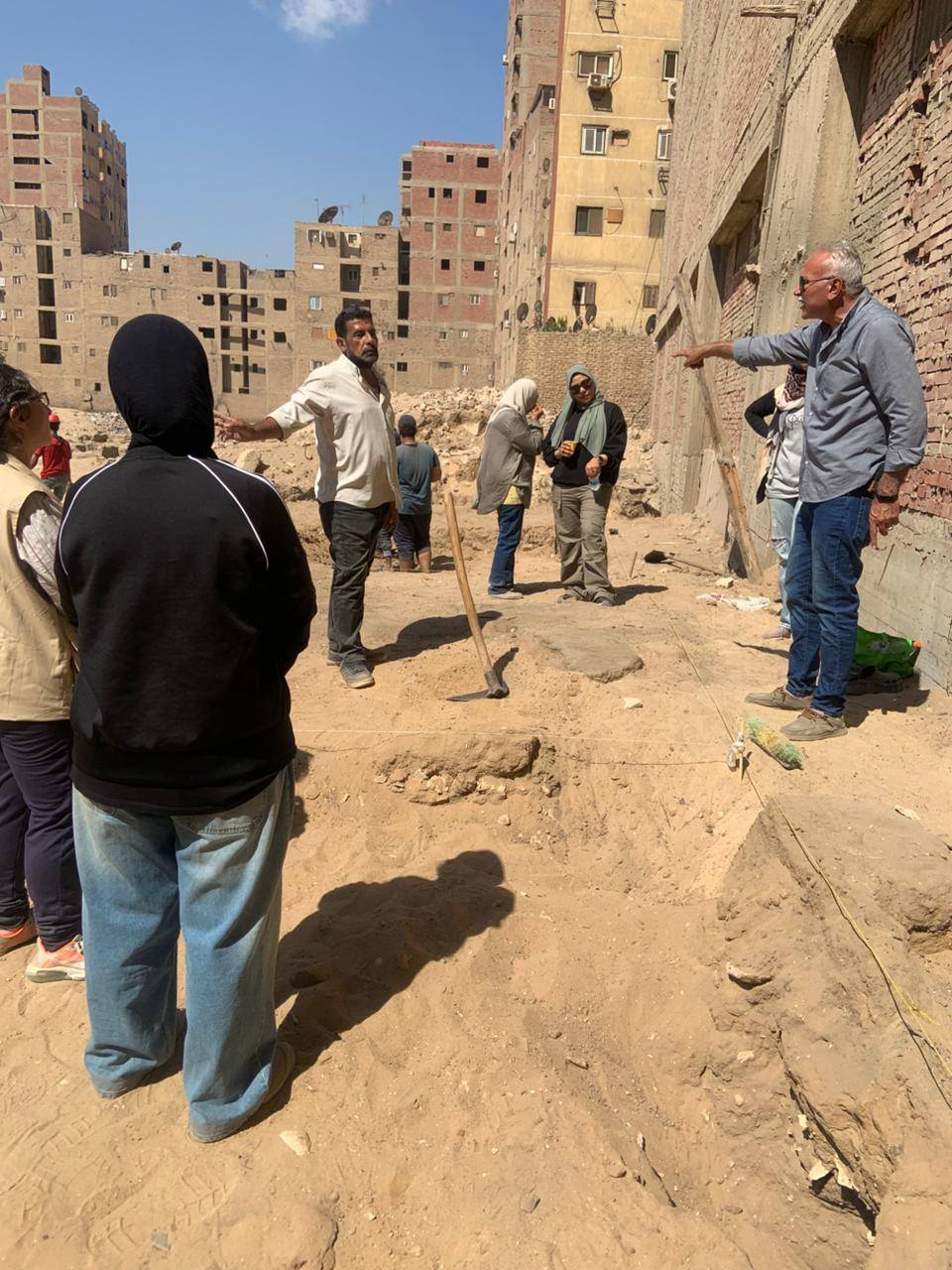 وفد من الآثار يتفقد موقع مقبرة بنحسي بالمطرية