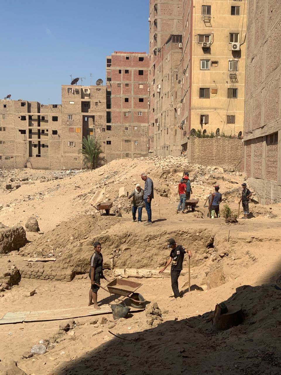 وفد من الآثار يتفقد موقع مقبرة بنحسي بالمطرية