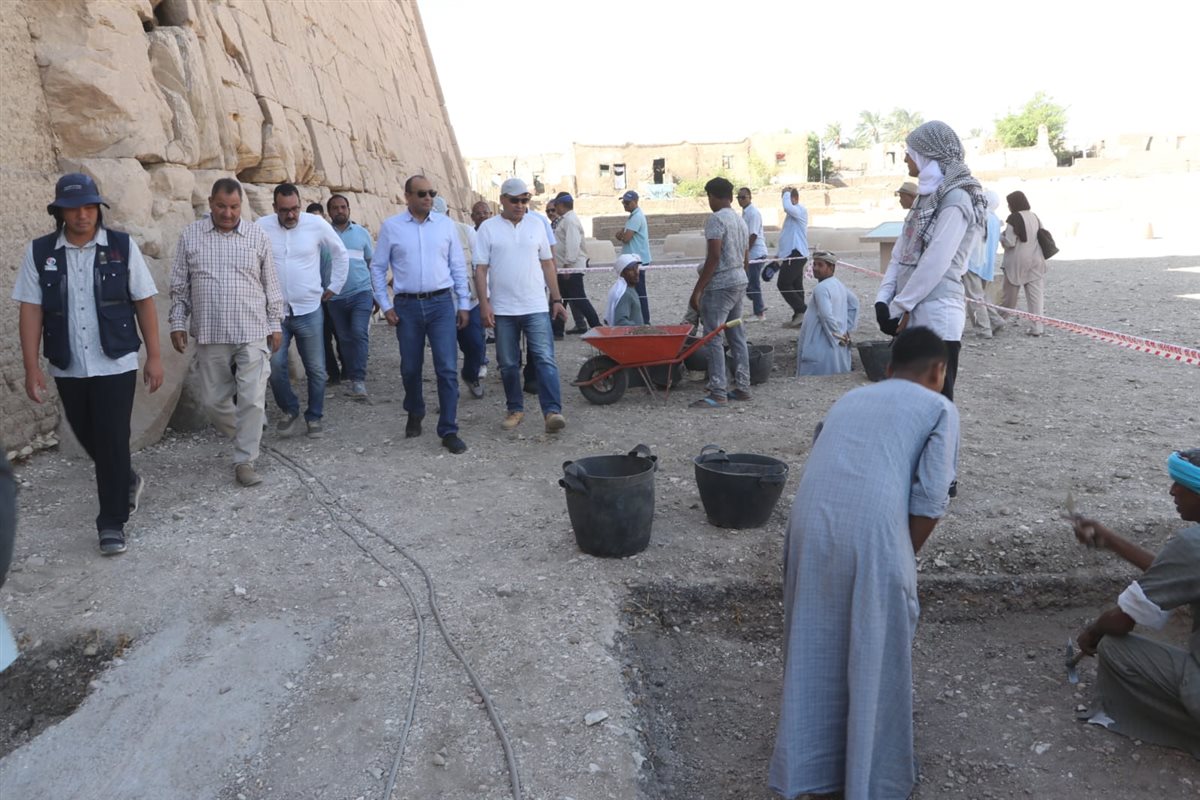 أمين الأعلى للآثار يتفقد مشروعي ترميم الصرح الأول لمعبد الرامسيوم ومقبرة تحتمس الثاني