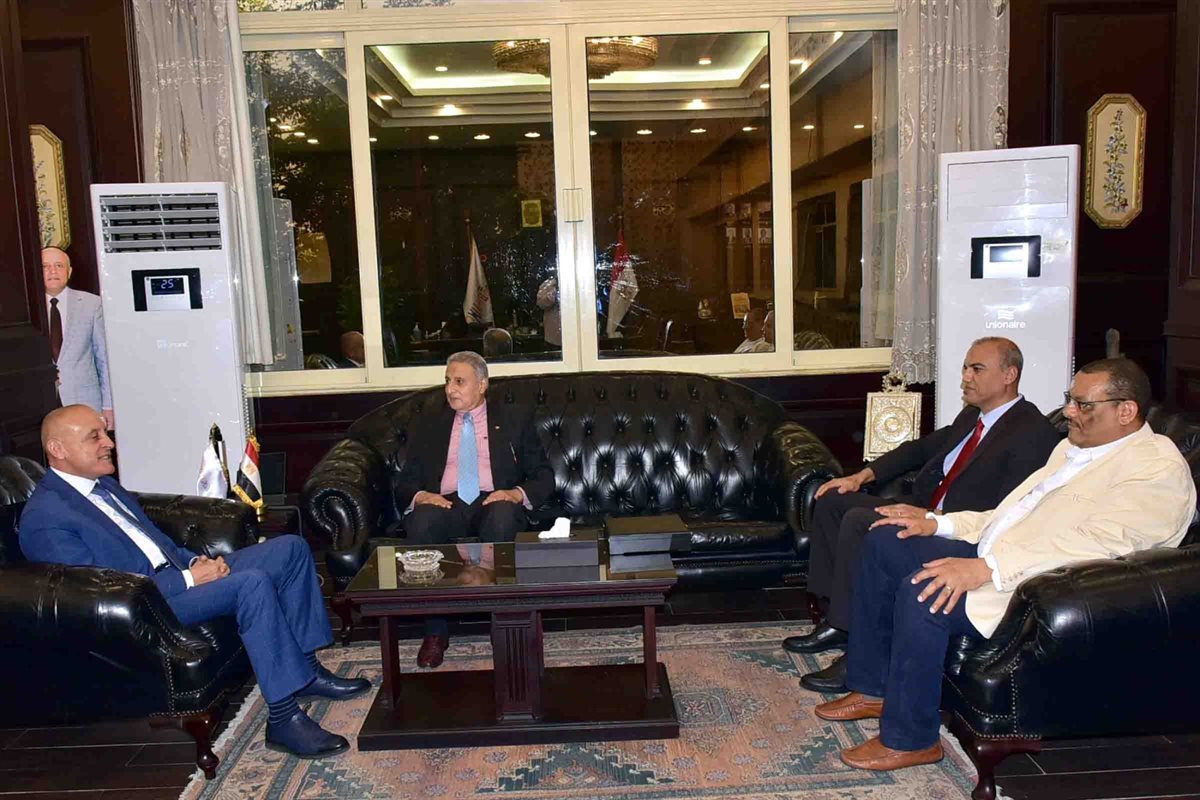 محافظ الأقصر ومدير مكتبات مصر العامة&nbsp;