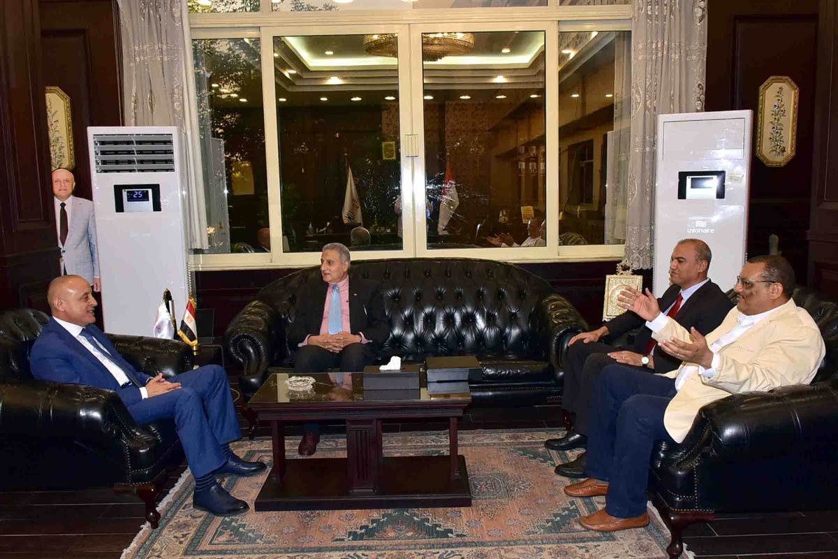 محافظ الأقصر ومدير مكتبات مصر العامة&nbsp;