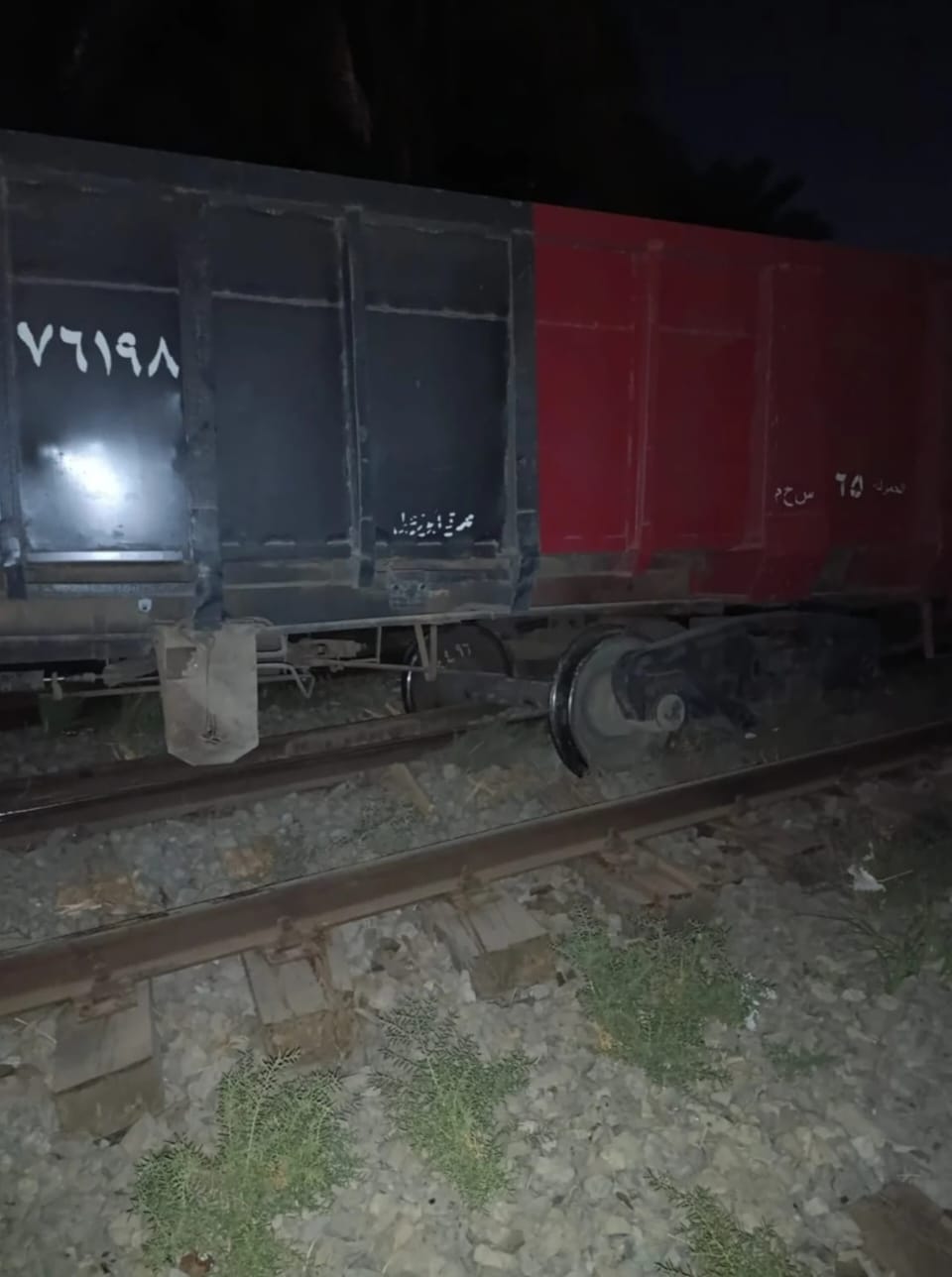 حادث خروج عربات قطار الطفلة عن مساره بالسكة الحديد على خط الصعيد