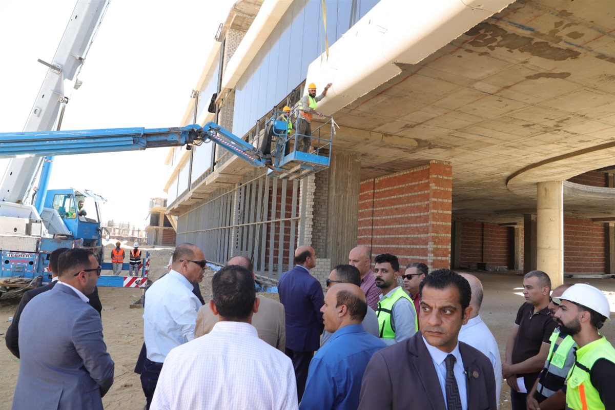 وزير العمل يقود حملة بنفسه إلى مواقع عمل ومشروعات تحت الإنشاء بالعاصمة الإدارية الجديدة