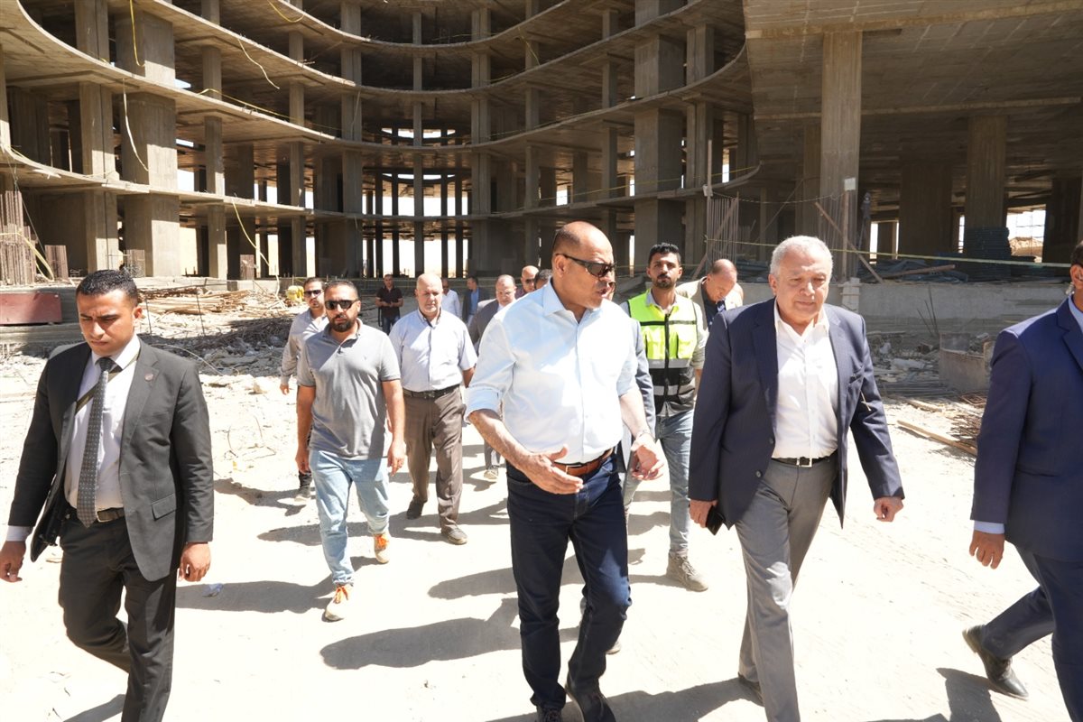 وزير العمل يقود حملة بنفسه إلى مواقع عمل ومشروعات تحت الإنشاء بالعاصمة الإدارية الجديدة