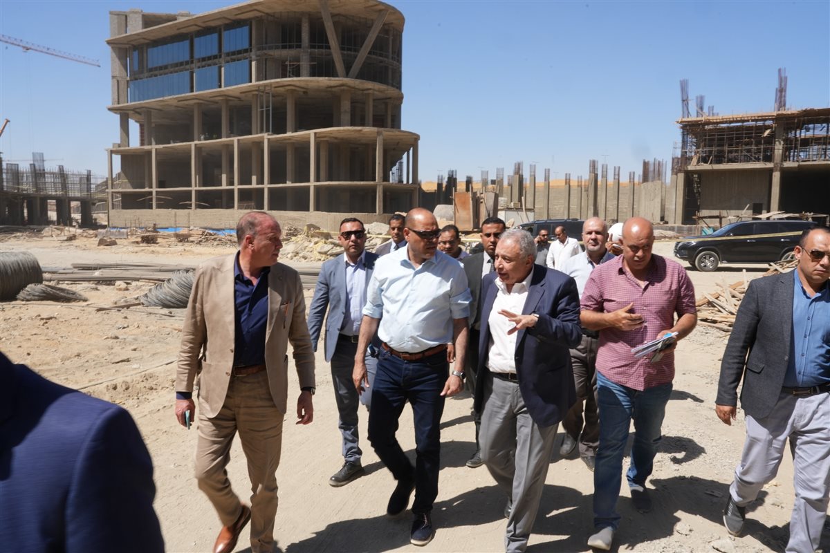 وزير العمل يقود حملة بنفسه إلى مواقع عمل ومشروعات تحت الإنشاء بالعاصمة الإدارية الجديدة