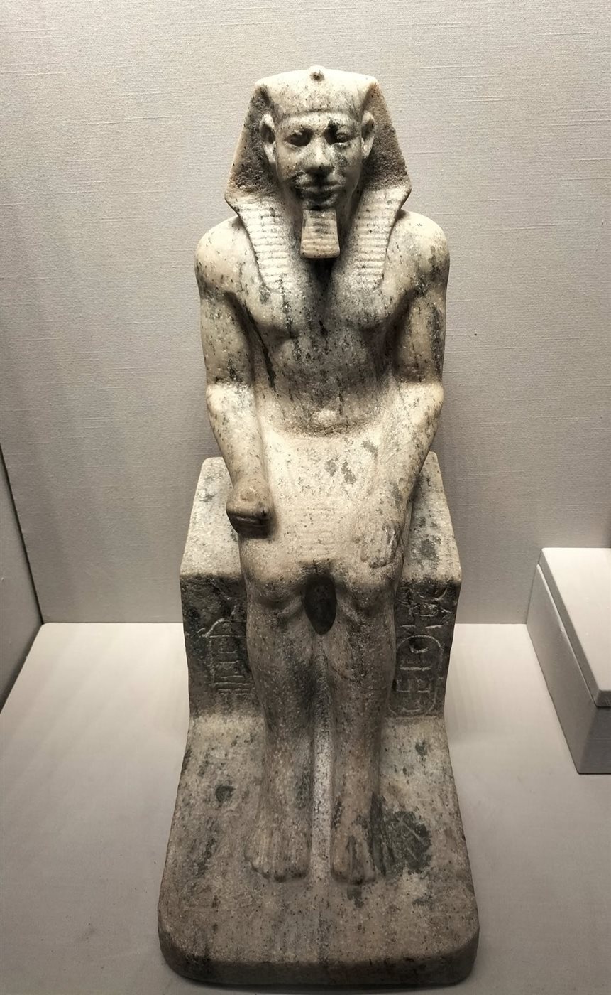  تمثال نادر للملك منكاورع من الأسرة الرابعة