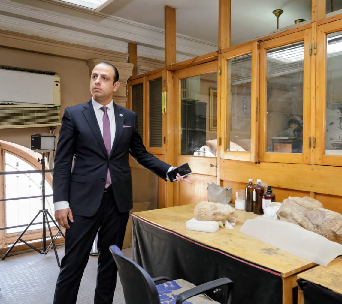 النيابة الإدارية تعاين معمل الترميم بالمتحف المصري بالتحرير 