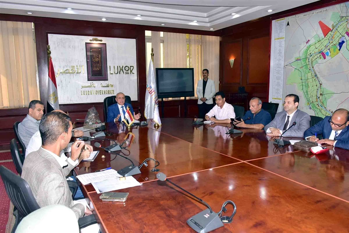 محافظ الاقصر وإجتماع ذوى الهمم